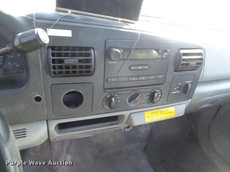 image for item DA7704 2006 Ford F250 Super Duty utility truck