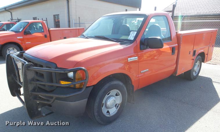image for item DA7705 2006 Ford F250 Super Duty utility truck