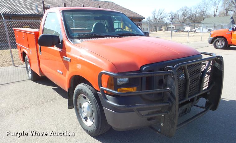 image for item DA7705 2006 Ford F250 Super Duty utility truck