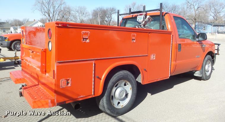 image for item DA7705 2006 Ford F250 Super Duty utility truck