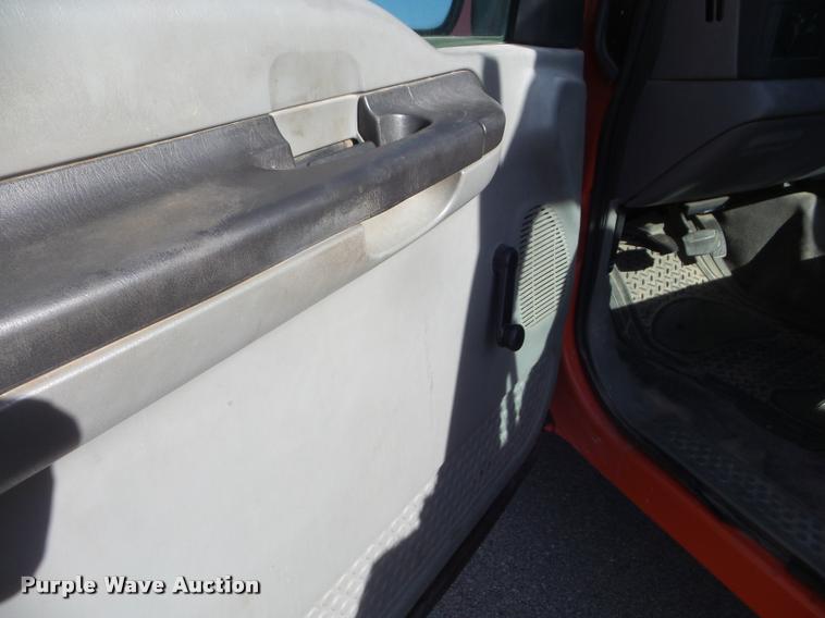 image for item DA7705 2006 Ford F250 Super Duty utility truck