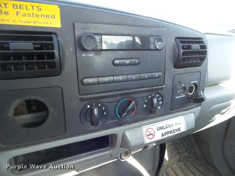 image for item DA7705 2006 Ford F250 Super Duty utility truck