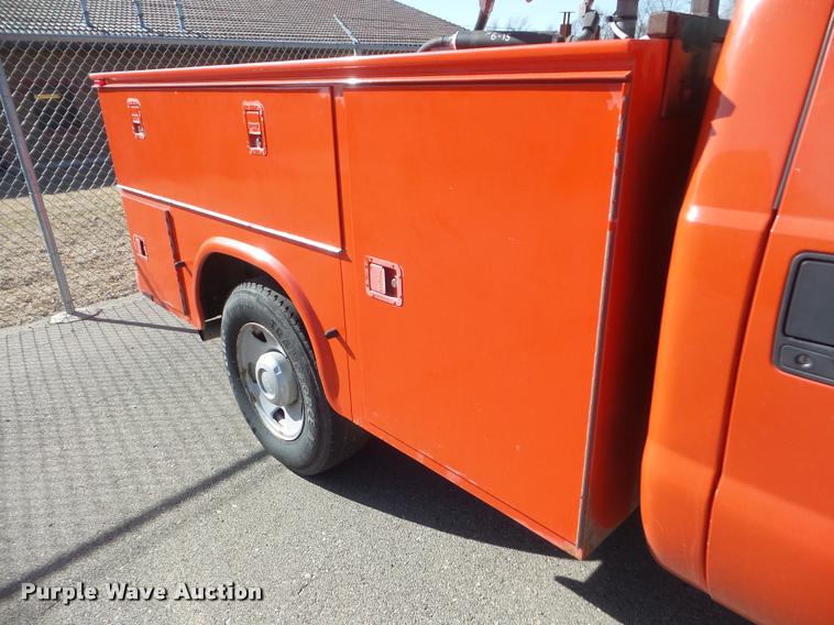 image for item DA7705 2006 Ford F250 Super Duty utility truck