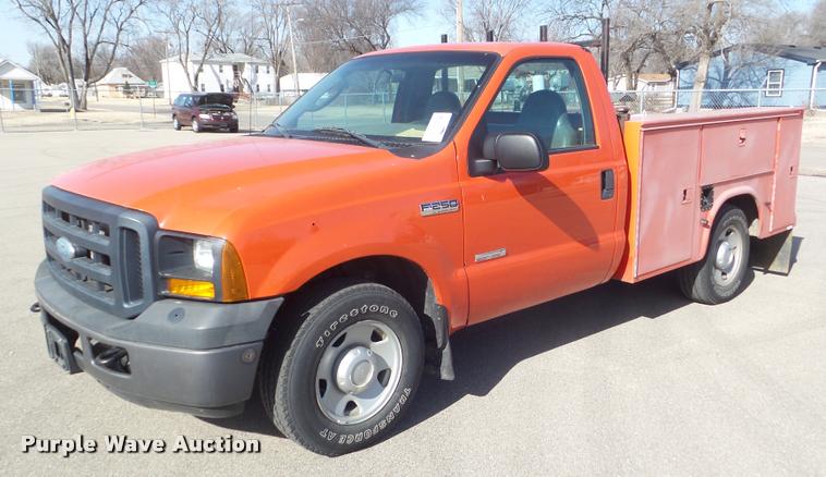 image for item DA7706 2006 Ford F250 Super Duty utility truck