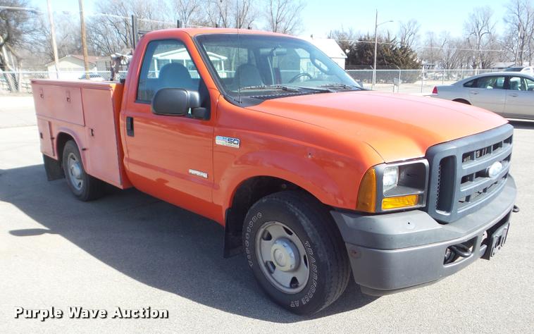 image for item DA7706 2006 Ford F250 Super Duty utility truck