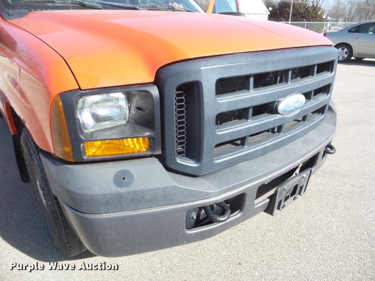 image for item DA7706 2006 Ford F250 Super Duty utility truck