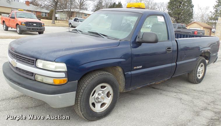 image for item DB0708 2002 Chevrolet Silverado 1500 pickup truck