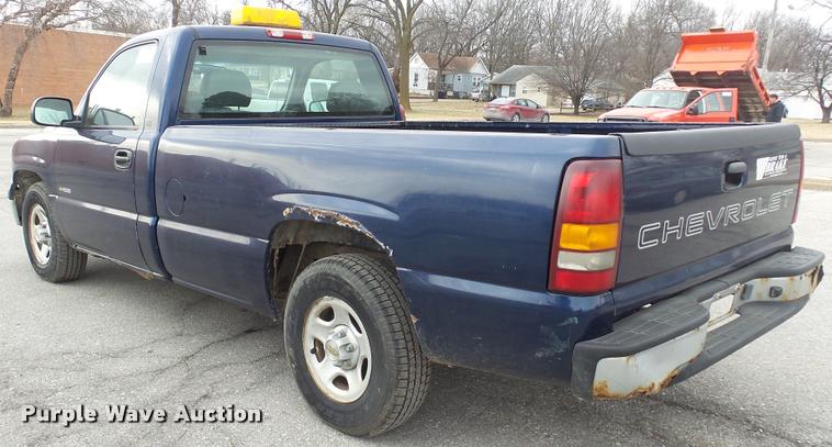 image for item DB0708 2002 Chevrolet Silverado 1500 pickup truck