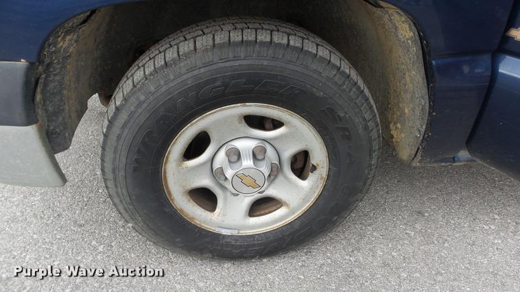 image for item DB0708 2002 Chevrolet Silverado 1500 pickup truck