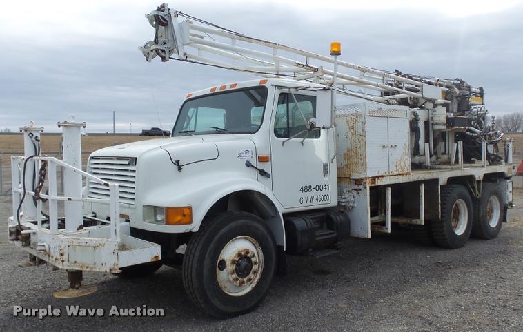 image for item DB0727 1992 International 4900 digger derrick truck