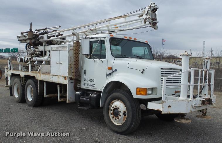 image for item DB0727 1992 International 4900 digger derrick truck