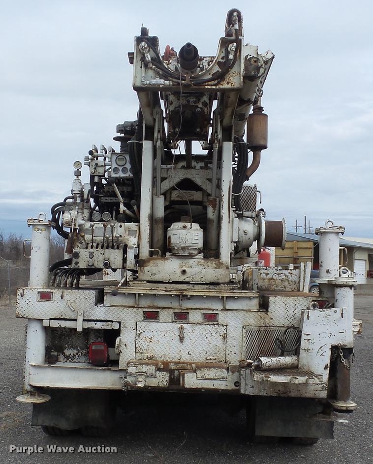 image for item DB0727 1992 International 4900 digger derrick truck