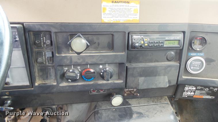 image for item DB0727 1992 International 4900 digger derrick truck