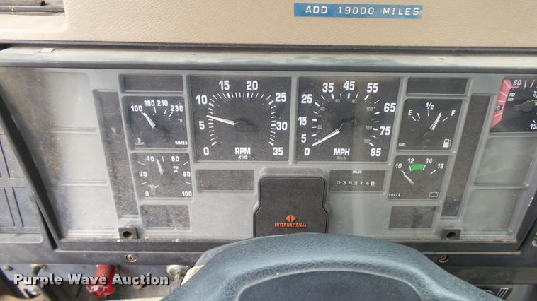 image for item DB0727 1992 International 4900 digger derrick truck