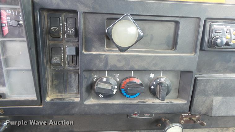 image for item DB0727 1992 International 4900 digger derrick truck