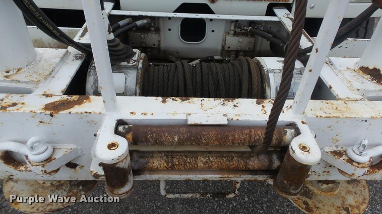 image for item DB0727 1992 International 4900 digger derrick truck