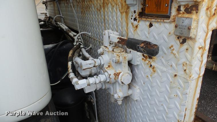 image for item DB0727 1992 International 4900 digger derrick truck