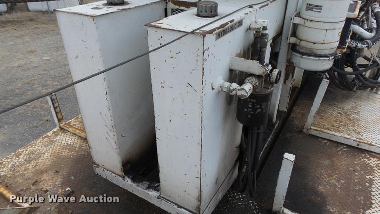 image for item DB0727 1992 International 4900 digger derrick truck