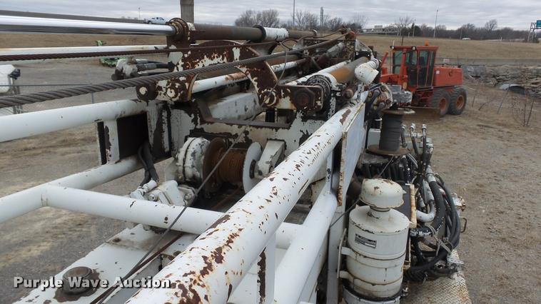 image for item DB0727 1992 International 4900 digger derrick truck