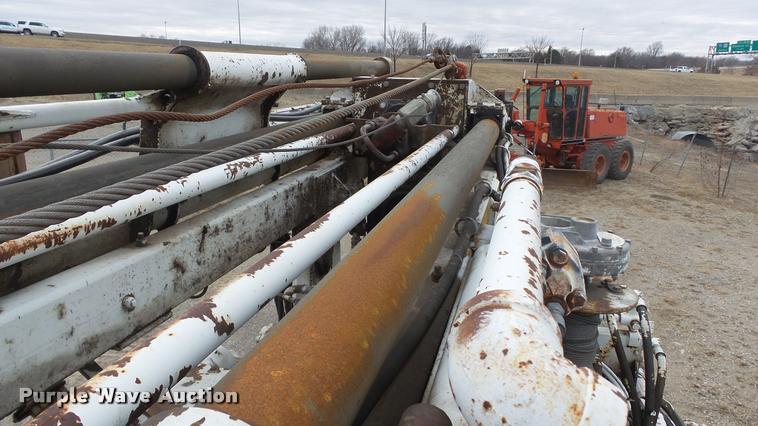 image for item DB0727 1992 International 4900 digger derrick truck