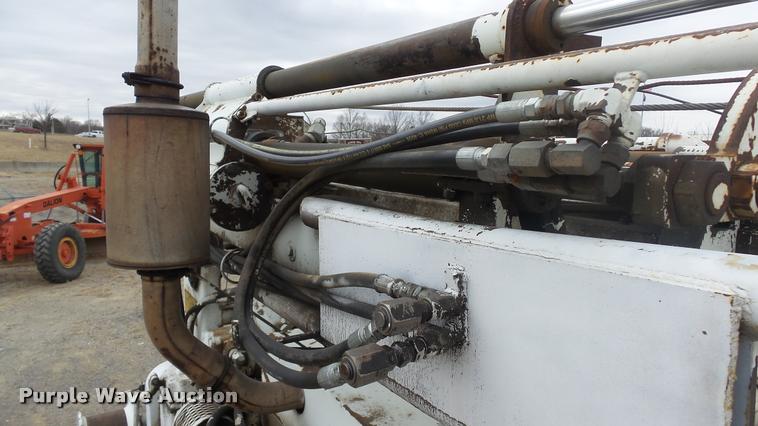 image for item DB0727 1992 International 4900 digger derrick truck