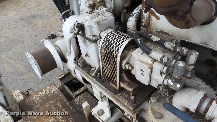 image for item DB0727 1992 International 4900 digger derrick truck