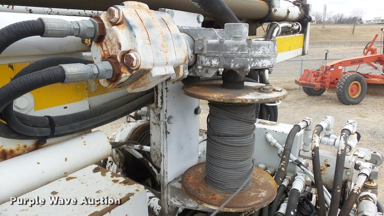 image for item DB0727 1992 International 4900 digger derrick truck