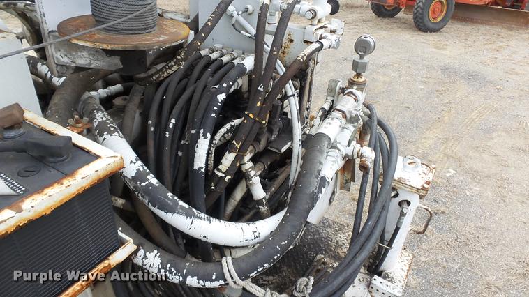 image for item DB0727 1992 International 4900 digger derrick truck