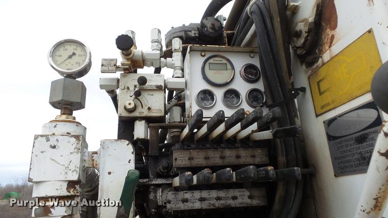 image for item DB0727 1992 International 4900 digger derrick truck