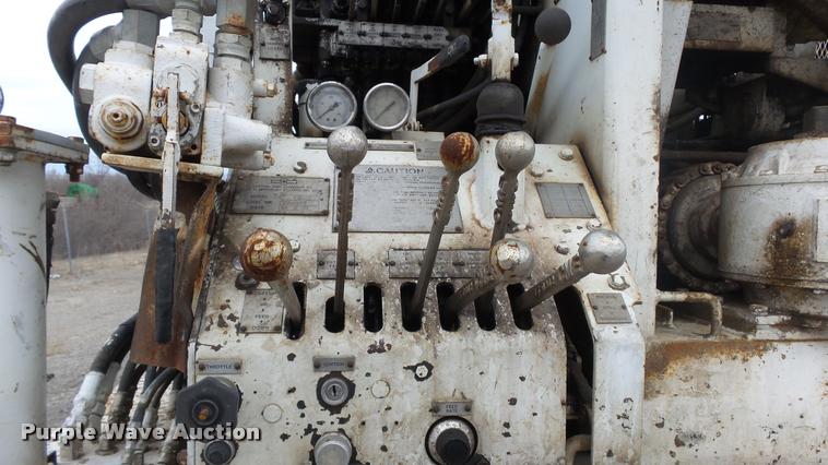 image for item DB0727 1992 International 4900 digger derrick truck