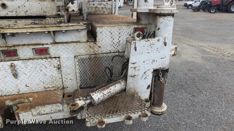 image for item DB0727 1992 International 4900 digger derrick truck