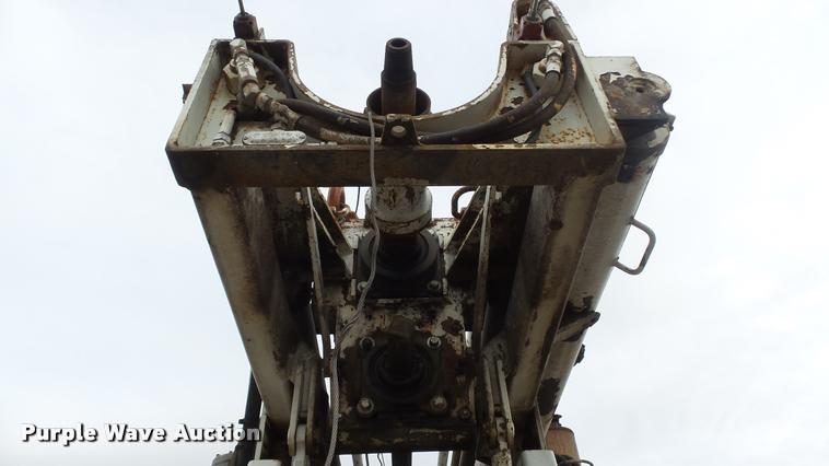 image for item DB0727 1992 International 4900 digger derrick truck