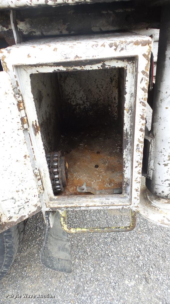 image for item DB0727 1992 International 4900 digger derrick truck