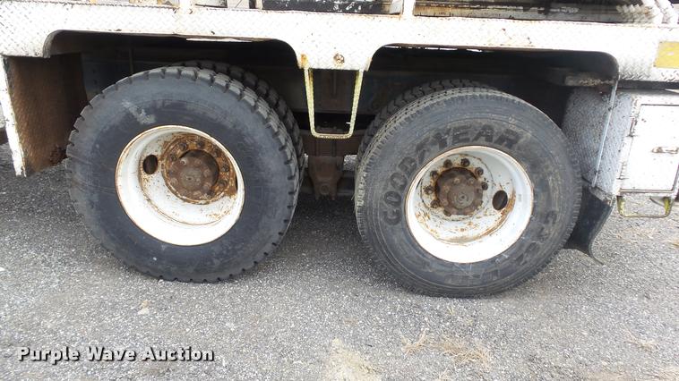 image for item DB0727 1992 International 4900 digger derrick truck