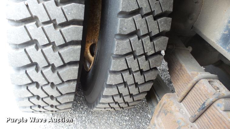 image for item DB0727 1992 International 4900 digger derrick truck