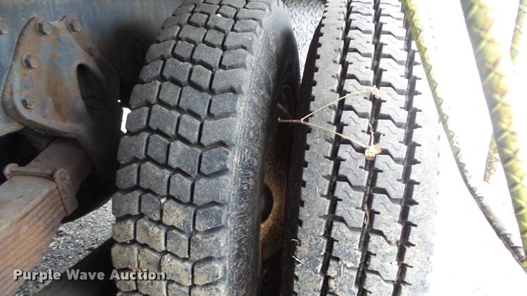 image for item DB0727 1992 International 4900 digger derrick truck