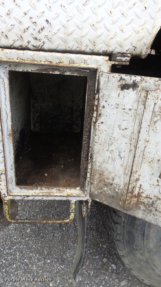 image for item DB0727 1992 International 4900 digger derrick truck