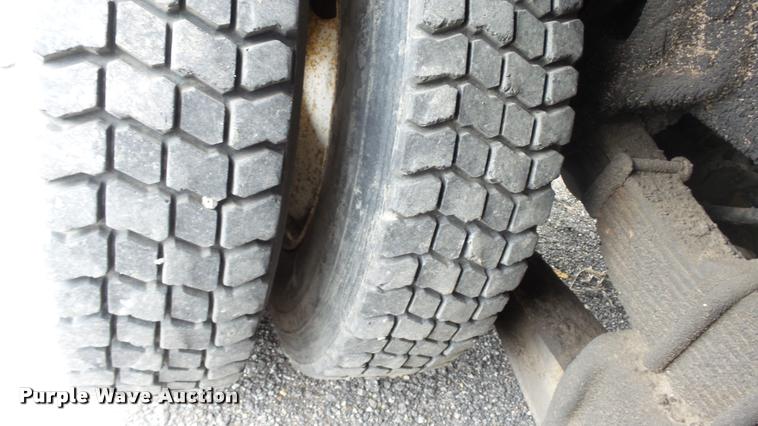 image for item DB0727 1992 International 4900 digger derrick truck