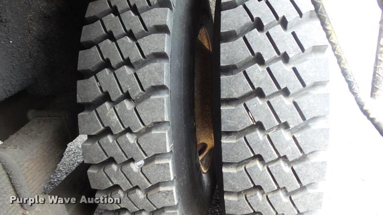 image for item DB0727 1992 International 4900 digger derrick truck