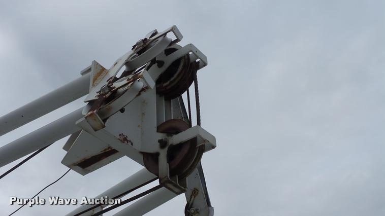 image for item DB0727 1992 International 4900 digger derrick truck