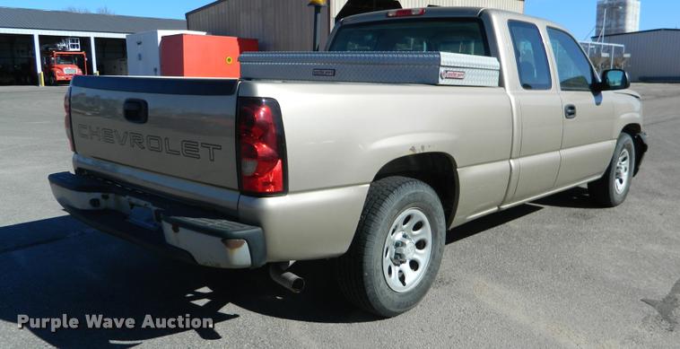 image for item K2742 2006 Chevrolet Silverado 1500 pickup truck