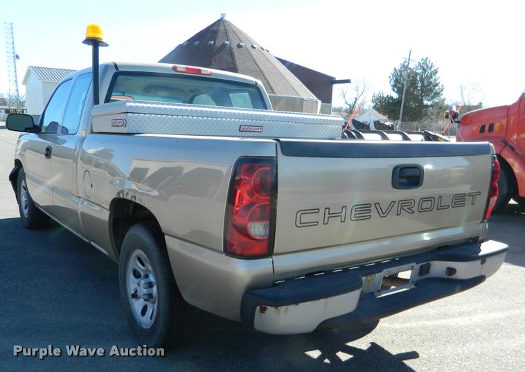 image for item K2742 2006 Chevrolet Silverado 1500 pickup truck