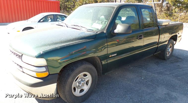 image for item L3952 2002 Chevrolet Silverado 1500 Ext. Cab pickup truck