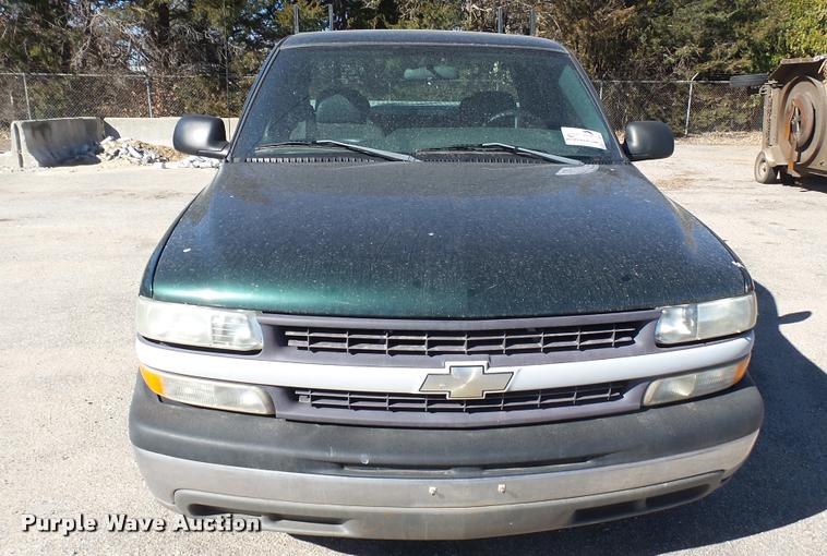 image for item L3952 2002 Chevrolet Silverado 1500 Ext. Cab pickup truck