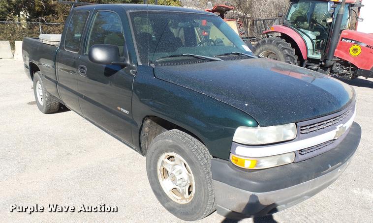 image for item L3952 2002 Chevrolet Silverado 1500 Ext. Cab pickup truck