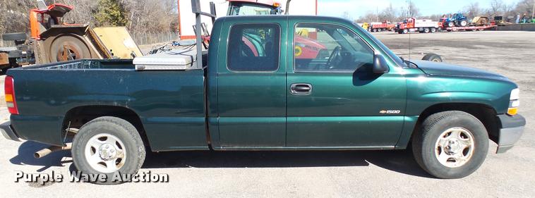 image for item L3952 2002 Chevrolet Silverado 1500 Ext. Cab pickup truck