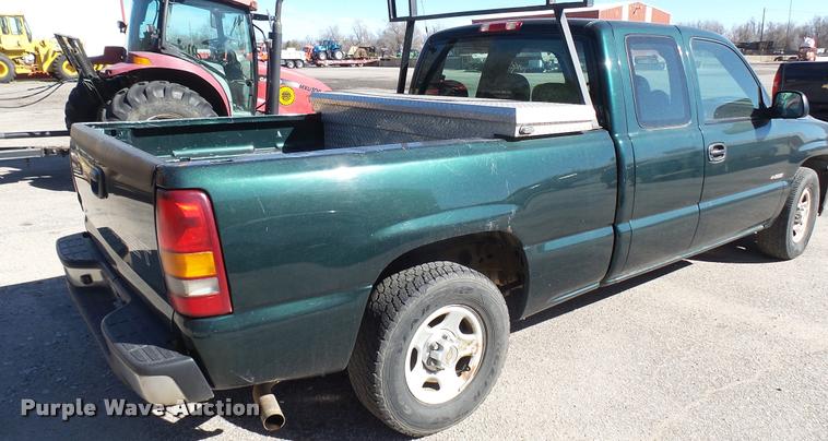 image for item L3952 2002 Chevrolet Silverado 1500 Ext. Cab pickup truck