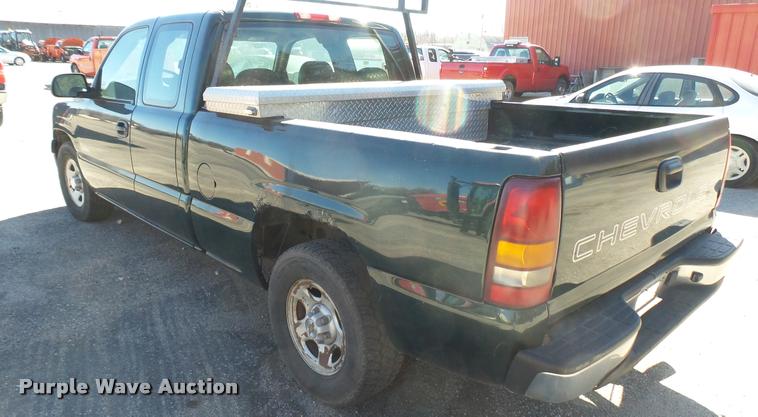 image for item L3952 2002 Chevrolet Silverado 1500 Ext. Cab pickup truck