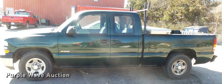 image for item L3952 2002 Chevrolet Silverado 1500 Ext. Cab pickup truck