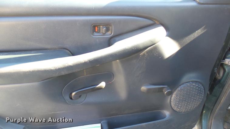 image for item L3952 2002 Chevrolet Silverado 1500 Ext. Cab pickup truck